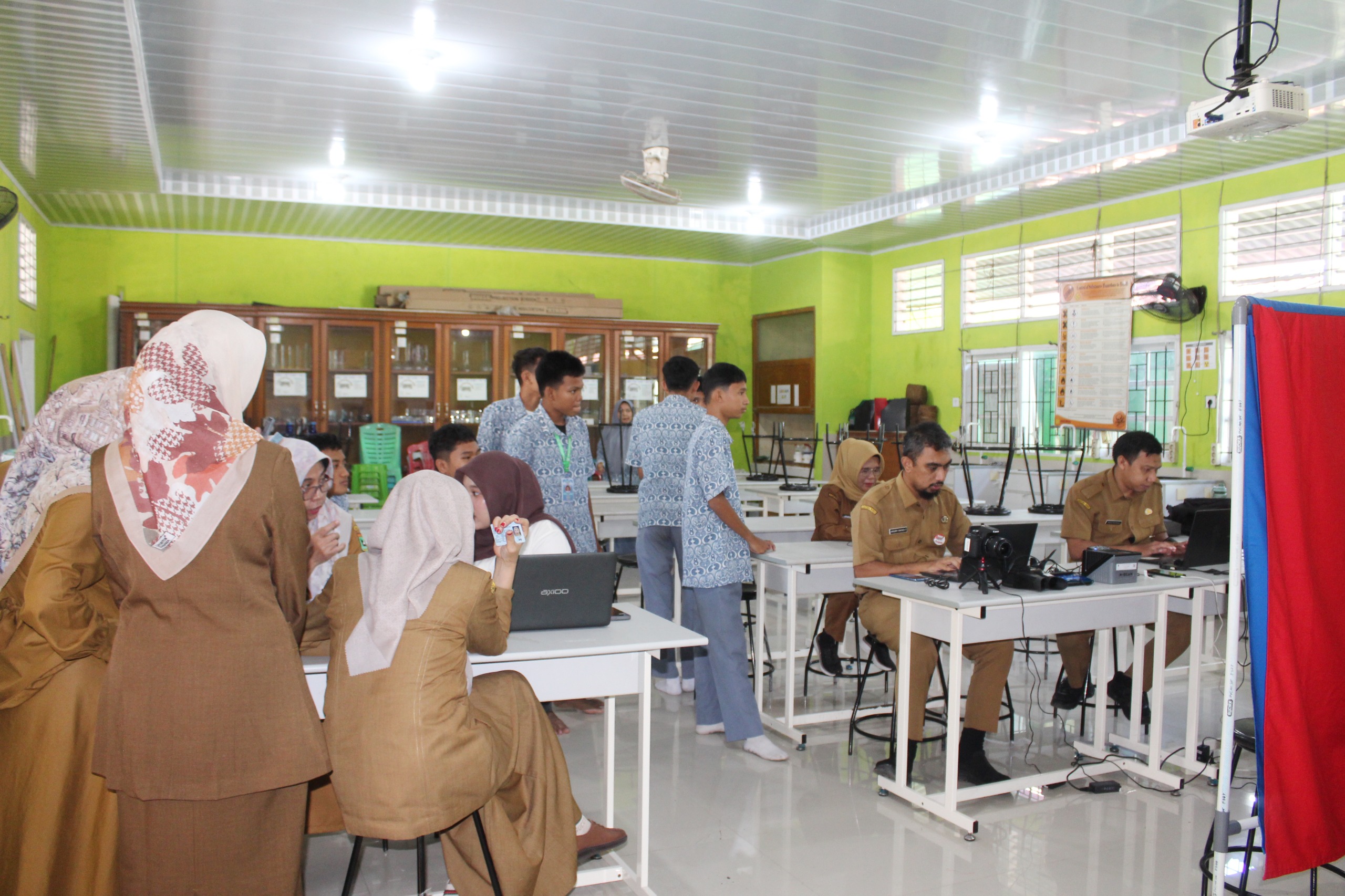 Perekaman KTP Elektronik dan aktivasi IKD di SMAN 8 Padang